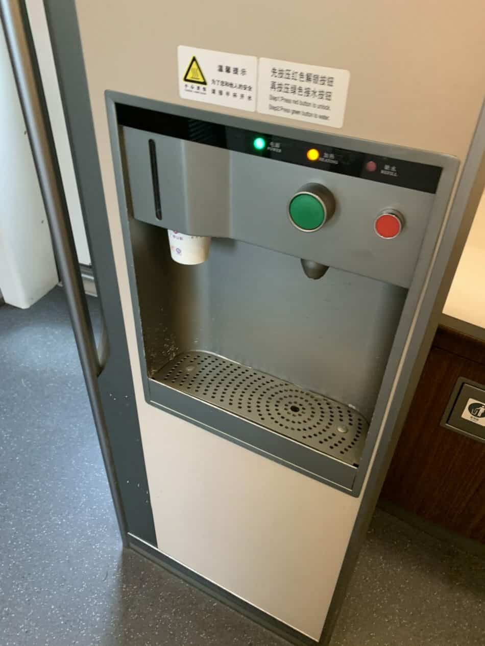 Hot and cold water dispenser in high speed train 