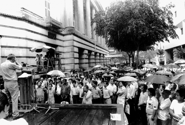 Mr Lee Kuan Yew speaking at the PAP’s rally at Fullerton Square on Dec 19, 1980. (Photo: Courtesy of Straits Times, ST File)